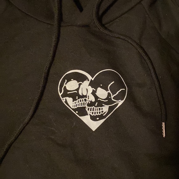 Xs sweater, fits a medium though! Black sweater, thin for summer!! Super comfy - Picture 2 of 2